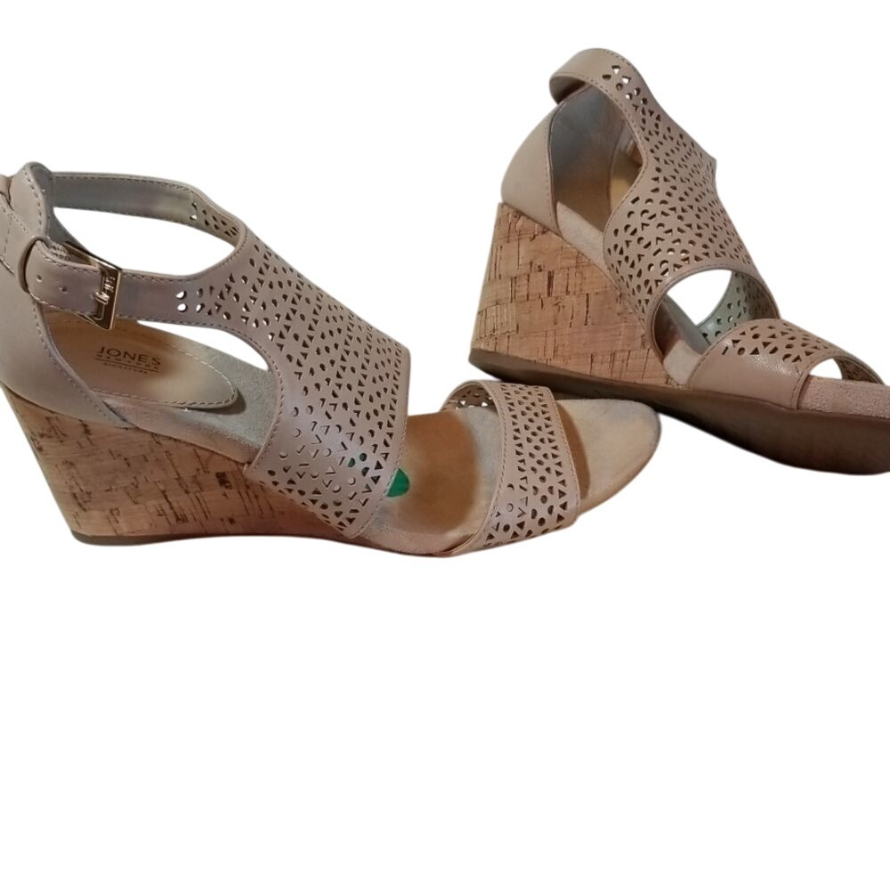 Jones New York Signature Beige Wedge Sanda…